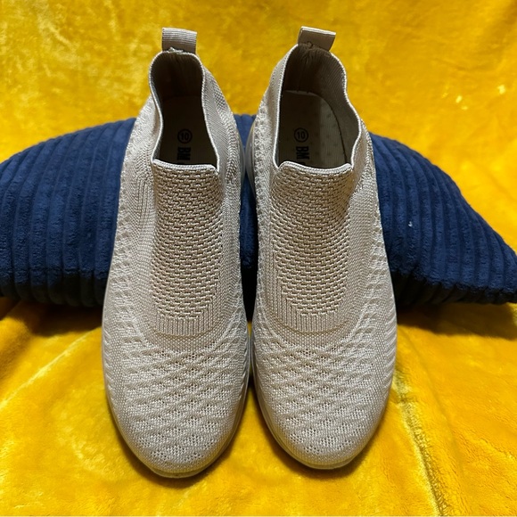 Lightweight mesh shoes with hidden wedge - Picture 3 of 4